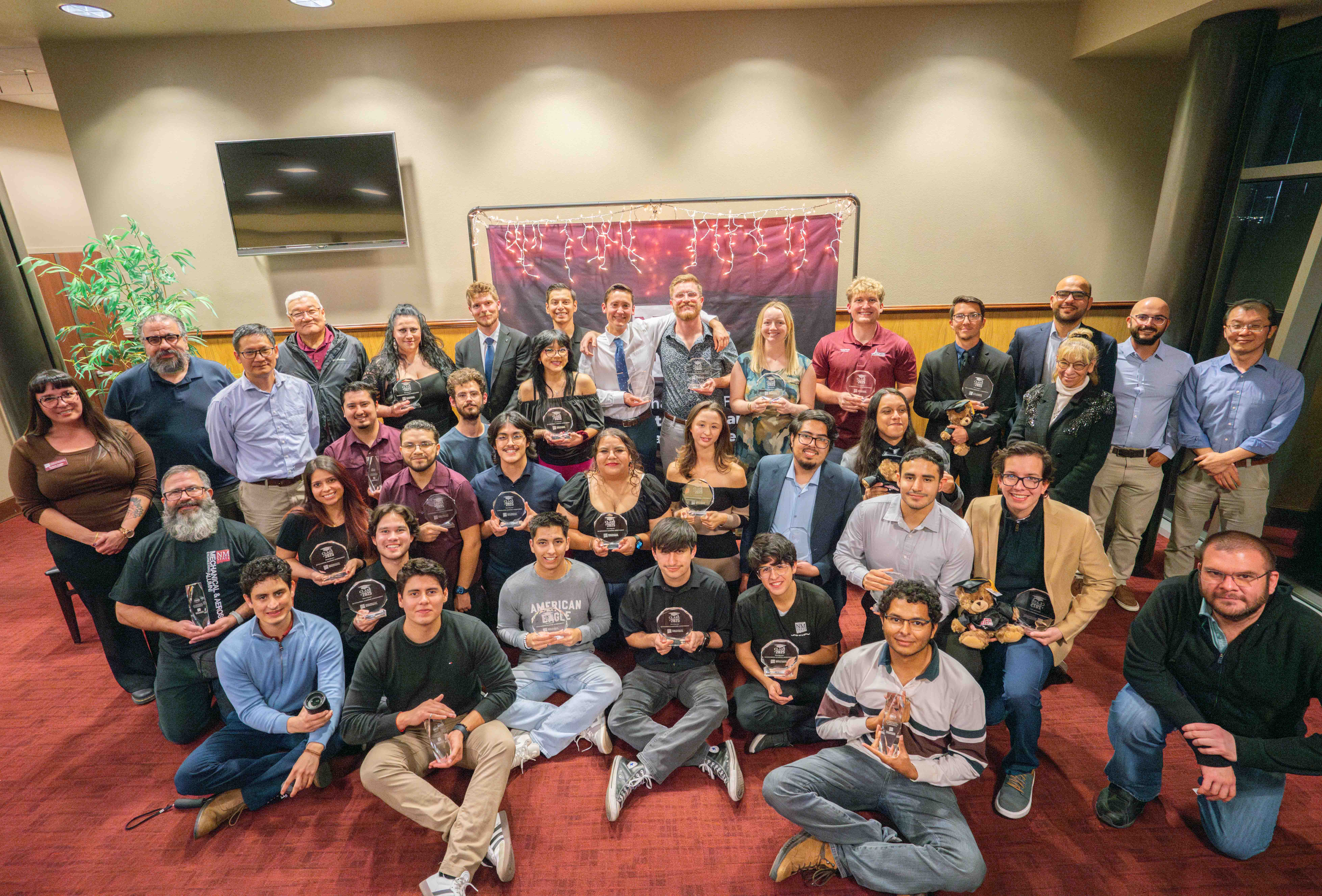 group photo of graduating seniors, faculty and staff